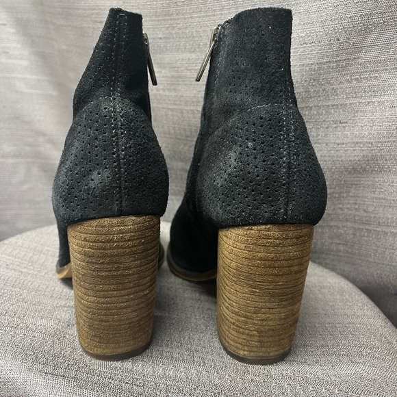 Vince Camuto Women’s Black Suede High Block Heeled Zip Ankle Booties Size 9 - Picture 4 of 7